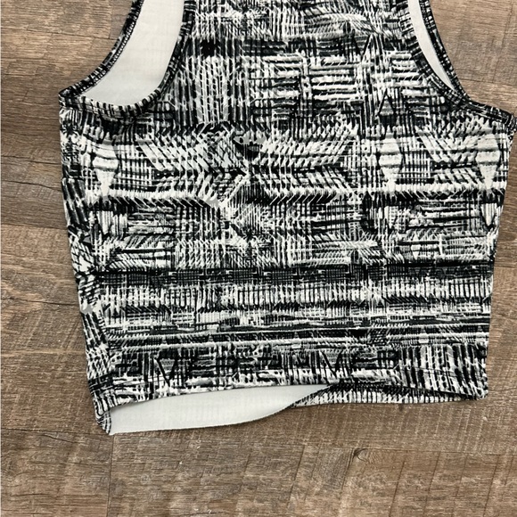 Women's Aztec Printed Scoop Neck Key Hole Black & White Crop Tank Top - Size XS - Picture 9 of 16